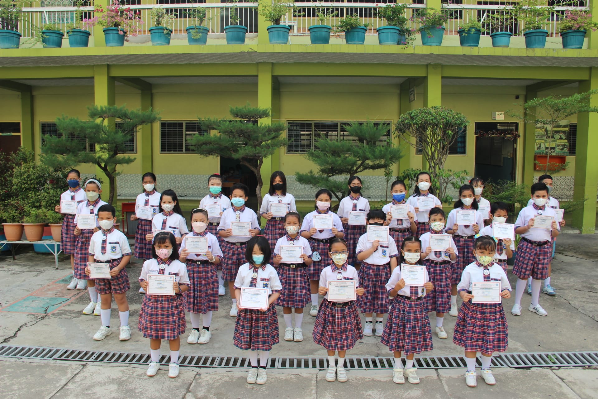 Pins and Certificates of Clean Neat and Active Learning Students Awards